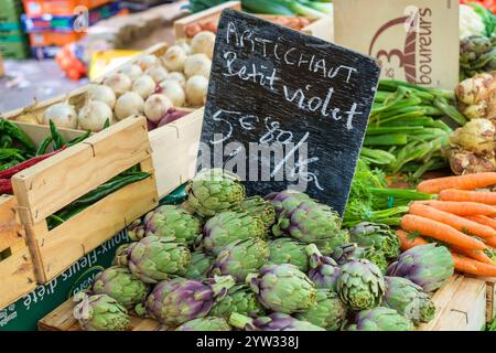 Verdure fresche in vendita nel mercato agricolo di Place aux Herbes a UzÃ¨S. Foto Stock