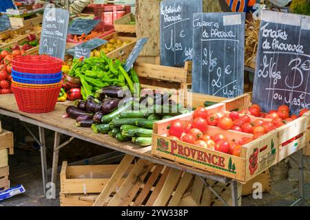 Verdure fresche in vendita nel mercato agricolo di Place aux Herbes a UzÃ¨S. Foto Stock