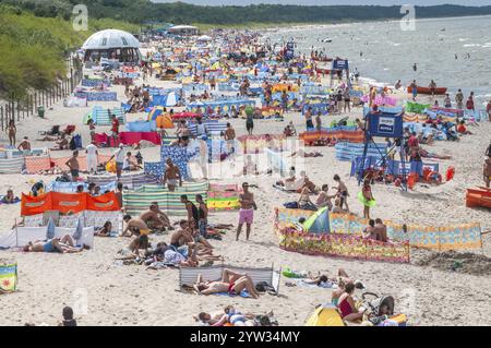 Spiaggia affollata a Miedzyzdroje, Pomerania occidentale, Mar Baltico, Polonia, Europa orientale, Europa Foto Stock