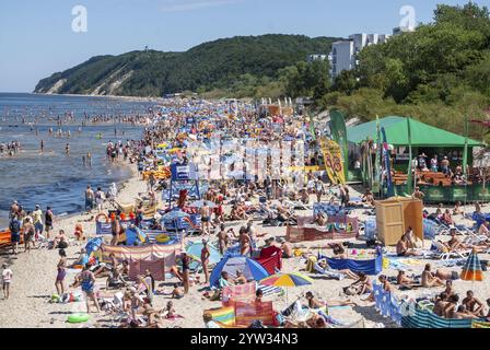 Spiaggia affollata a Miedzyzdroje, Pomerania occidentale, Mar Baltico, Polonia, Europa orientale, Europa Foto Stock