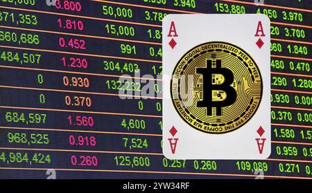 Immagine simbolica, Bitcoin come asso in un pacchetto di carte, prezzi del mercato azionario, valuta digitale insicura, risorse, energia, industria, economia critica, s. Foto Stock