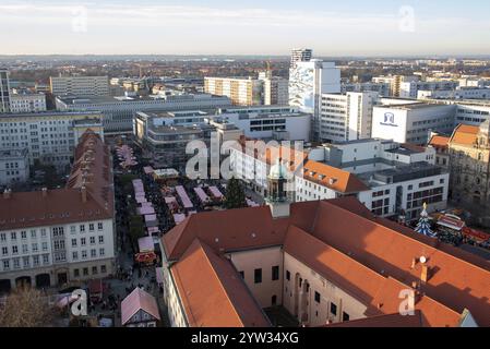 Vista del mercato di Natale di Magdeburgo dalla piattaforma panoramica della chiesa di San Giovanni, Alter Markt, Magdeburgo, Sassonia-Anhalt, Germania, Europa Foto Stock