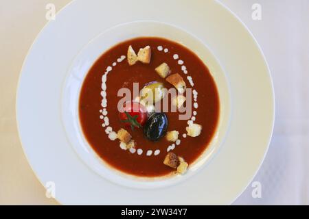 Ristorante Schloss Haigerloch, Gazpacho, zuppa di verdure spagnole fredde, pomodori e peperoni rossi, olive, crostini, piatto di zuppe, vegetariano, healt Foto Stock