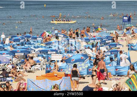 Spiaggia affollata a Miedzyzdroje, Pomerania occidentale, Mar Baltico, Polonia, Europa orientale, Europa Foto Stock