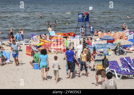 Spiaggia affollata a Miedzyzdroje, Pomerania occidentale, Mar Baltico, Polonia, Europa orientale, Europa Foto Stock