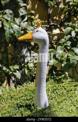 Garden Hotel and Restaurant Schloss Haigerloch, artigianato, piccola scultura, replica, oca con piccola corona, ornamento da giardino, accessorio, Haigerloc Foto Stock