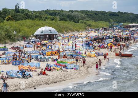 Spiaggia affollata a Miedzyzdroje, Pomerania occidentale, Mar Baltico, Polonia, Europa orientale, Europa Foto Stock