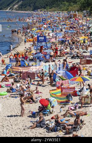 Spiaggia affollata a Miedzyzdroje, Pomerania occidentale, Mar Baltico, Polonia, Europa orientale, Europa Foto Stock