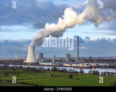 La centrale elettrica a carbone STEAG Duisburg-Walsum, sul sito dell’ex miniera di Walsum, sul Reno, blocco 10 in funzione, cooli alti 181 metri Foto Stock