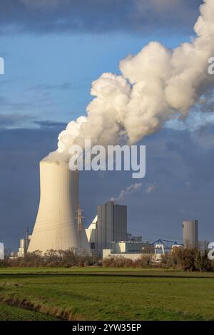 La centrale elettrica a carbone STEAG Duisburg-Walsum, sul sito dell’ex miniera di Walsum, sul Reno, unità 10 in funzione, con un’altezza di 181 metri Foto Stock