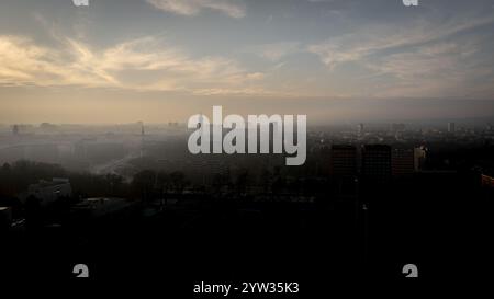 Vista dal ponte pedonale sopra lo stadio di calcio Bazaly a Ostrava, Repubblica Ceca, 8 dicembre 2024. Situazione dello smog e tempo di inversione a Ostra Foto Stock