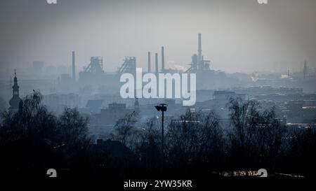 Vista dal ponte pedonale sopra lo stadio di calcio Bazaly a Ostrava, Repubblica Ceca, 8 dicembre 2024. Situazione dello smog e tempo di inversione a Ostra Foto Stock