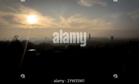 Vista dal ponte pedonale sopra lo stadio di calcio Bazaly a Ostrava, Repubblica Ceca, 8 dicembre 2024. Situazione dello smog e tempo di inversione a Ostra Foto Stock