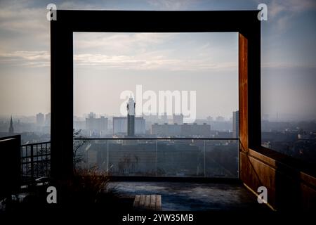 Vista dal ponte pedonale sopra lo stadio di calcio Bazaly a Ostrava, Repubblica Ceca, 8 dicembre 2024. Situazione dello smog e tempo di inversione a Ostra Foto Stock