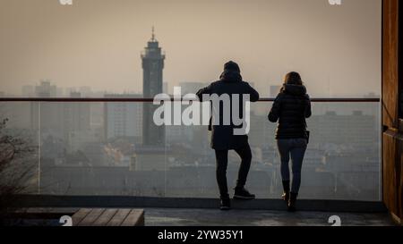 Vista dal ponte pedonale sopra lo stadio di calcio Bazaly a Ostrava, Repubblica Ceca, 8 dicembre 2024. Situazione dello smog e tempo di inversione a Ostra Foto Stock