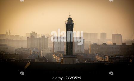 Vista dal ponte pedonale sopra lo stadio di calcio Bazaly a Ostrava, Repubblica Ceca, 8 dicembre 2024. Situazione dello smog e tempo di inversione a Ostra Foto Stock