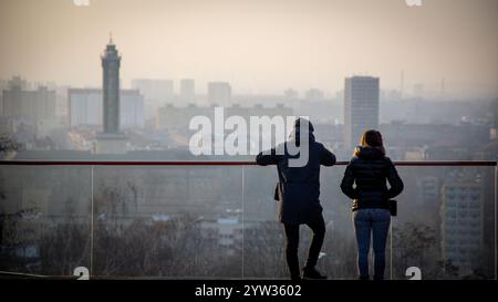 Vista dal ponte pedonale sopra lo stadio di calcio Bazaly a Ostrava, Repubblica Ceca, 8 dicembre 2024. Situazione dello smog e tempo di inversione a Ostra Foto Stock