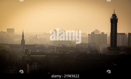 Vista dal ponte pedonale sopra lo stadio di calcio Bazaly a Ostrava, Repubblica Ceca, 8 dicembre 2024. Situazione dello smog e tempo di inversione a Ostra Foto Stock