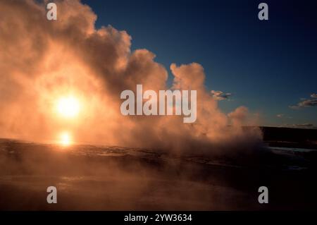 Geyser al tramonto, area Fountain Paint Pot, parco nazionale di Yellowstone, Wyoming, Stati Uniti, Nord America Foto Stock