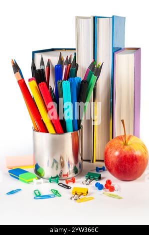 Una collezione di vivaci materiali di consumo per ufficio con cucitrice, graffette, graffette per rilegatura, perni a pressione, gomme, e elastici. Ideale per l'organizzazione Foto Stock