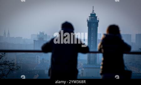 Vista dal ponte pedonale sopra lo stadio di calcio Bazaly a Ostrava, Repubblica Ceca, 8 dicembre 2024. Situazione dello smog e tempo di inversione a Ostra Foto Stock