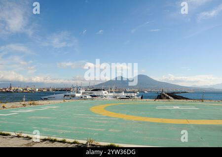 Vista del Vesuvio dalla piattaforma di atterraggio dell'elicottero. Molo di San Vincenzo a Napoli Foto Stock