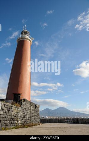 Il faro: Molo di San Vincenzo a Napoli Foto Stock