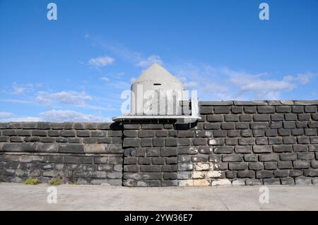 Torre difensiva. Molo di San Vincenzo a Napoli Foto Stock