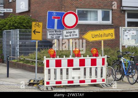 Segnaletica stradale Barriera, chiusura della strada, ingresso vietato, accesso gratuito ai residenti, Foresta di segnaletica, Brema, Germania, Europa Foto Stock