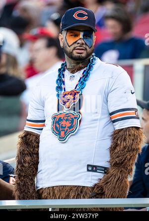 8 dicembre 2024 Santa Clara CA U.S.A fan dei Chicago Bears in tribuna durante la partita di football tra i Chicago Bears e i San Francisco 49ers. San Francisco ha battuto i Chicago 38-13 al Levi Stadium di San Francisco, California. Thurman James/CSM Foto Stock