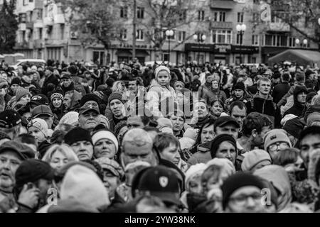 Kherson, Kherson, Ucraina. 19 novembre 2022. Una giovane ragazza aspetta in una fila affollata per la distribuzione di cibo a Kherson. La città fu ufficialmente liberata dopo nove mesi di occupazione russa l'11 novembre 2022. (Credit Image: © Svet Jacqueline/ZUMA Press Wire) SOLO PER USO EDITORIALE! Non per USO commerciale! Foto Stock