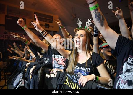 Zlin, Repubblica Ceca. 7 dicembre 2024. Fan in azione durante il concerto Feuerschwanz del Medieval metal tedesco al festival Winter Masters of Rock 2024 a Zlin, Repubblica Ceca, 7 dicembre 2024. Crediti: Dalibor Gluck/CTK Photo/Alamy Live News Foto Stock