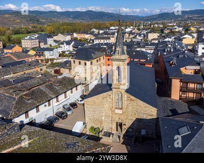 Chiesa di Santa Maria, villaggio di Cacabelos, regione di El Bierzo, Castiglia e León, Spagna Foto Stock