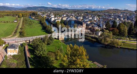 Ponte principale sul fiume Cúa, villaggio di Cacabelos, regione di El Bierzo, Castiglia e León, Spagna Foto Stock