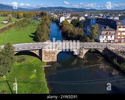 Ponte principale sul fiume Cúa, villaggio di Cacabelos, regione di El Bierzo, Castiglia e León, Spagna Foto Stock