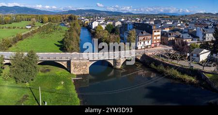 Ponte principale sul fiume Cúa, villaggio di Cacabelos, regione di El Bierzo, Castiglia e León, Spagna Foto Stock