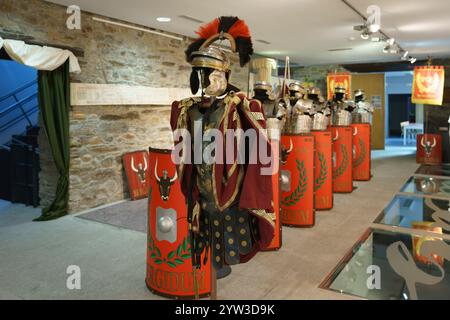 Ricreazione dell'armatura della legione romana per la celebrazione di Ludus Bergidum Flavium, Museo Archeologico di Cacabelos, villaggio di Cacabelos, regione di El Bierzo, Foto Stock