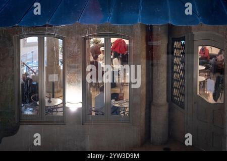 Grandi finestre ellittiche del patio sotto la pioggia, Casa Milà-la Pedrera, Barcellona, ​​Catalonia, Spagna Foto Stock