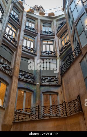 Grandi finestre ellittiche del patio sotto la pioggia, Casa Milà-la Pedrera, Barcellona, ​​Catalonia, Spagna Foto Stock