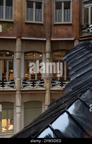 Grandi finestre ellittiche del patio sotto la pioggia, Casa Milà-la Pedrera, Barcellona, ​​Catalonia, Spagna Foto Stock