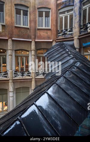 Grandi finestre ellittiche del patio sotto la pioggia, Casa Milà-la Pedrera, Barcellona, ​​Catalonia, Spagna Foto Stock