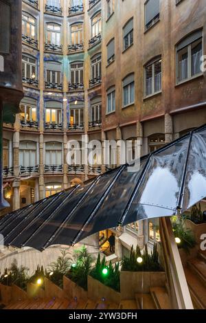 Grandi finestre ellittiche del patio sotto la pioggia, Casa Milà-la Pedrera, Barcellona, ​​Catalonia, Spagna Foto Stock