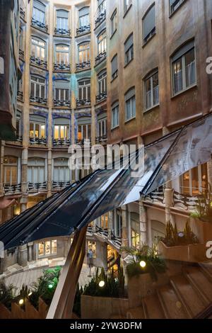 Grandi finestre ellittiche del patio sotto la pioggia, Casa Milà-la Pedrera, Barcellona, ​​Catalonia, Spagna Foto Stock