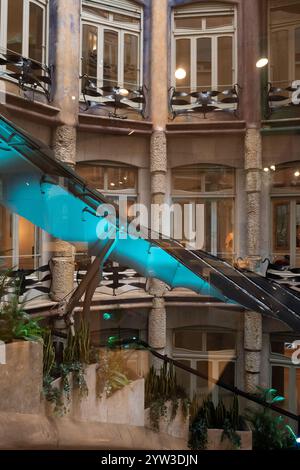 Grandi finestre ellittiche del patio sotto la pioggia, Casa Milà-la Pedrera, Barcellona, ​​Catalonia, Spagna Foto Stock