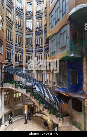 Grandi finestre ellittiche del patio sotto la pioggia, Casa Milà-la Pedrera, Barcellona, ​​Catalonia, Spagna Foto Stock