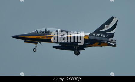 SINGAPORE - 16 FEBBRAIO 2024: Republic of Korea Air Force Aerobatic display team, Black Eagles che si allenano per il Singapore Airshow 2024. Foto Stock