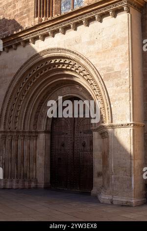 PARTICOLARE DELLA PORTA ROMANICA DELLA CATTEDRALE DI VALENCIA Foto Stock