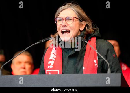 Wolfsburg, Germania. 9 dicembre 2024. Christiane Benner, presidente di IG Metall, parla durante uno sciopero di avvertimento fuori dalla sede centrale della casa automobilistica Volkswagen a Wolfsburg. Credito: Martin Meissner/AP POOL/dpa/Alamy Live News Foto Stock