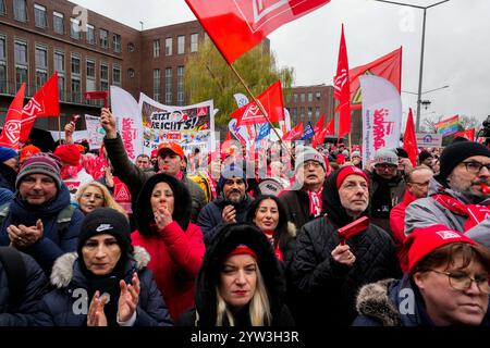 Wolfsburg, Germania. 9 dicembre 2024. I partecipanti allo sciopero IG Metall hanno applaudito davanti alla sede centrale della casa automobilistica Volkswagen a Wolfsburg. Credito: Martin Meissner/AP POOL/dpa/Alamy Live News Foto Stock