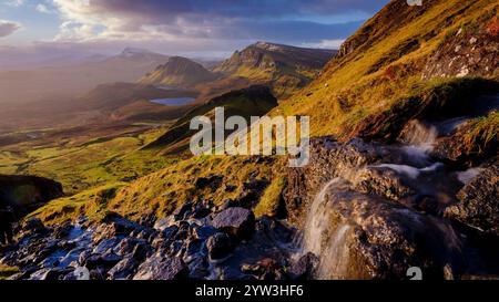 Skye, Regno Unito - 13 febbraio 2024: Alba sul Quiraing, Isola di Skye Foto Stock
